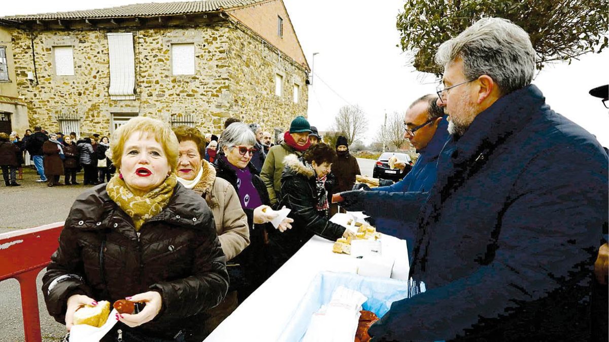 La Bañeza festeja San Antón con pan y chorizo.