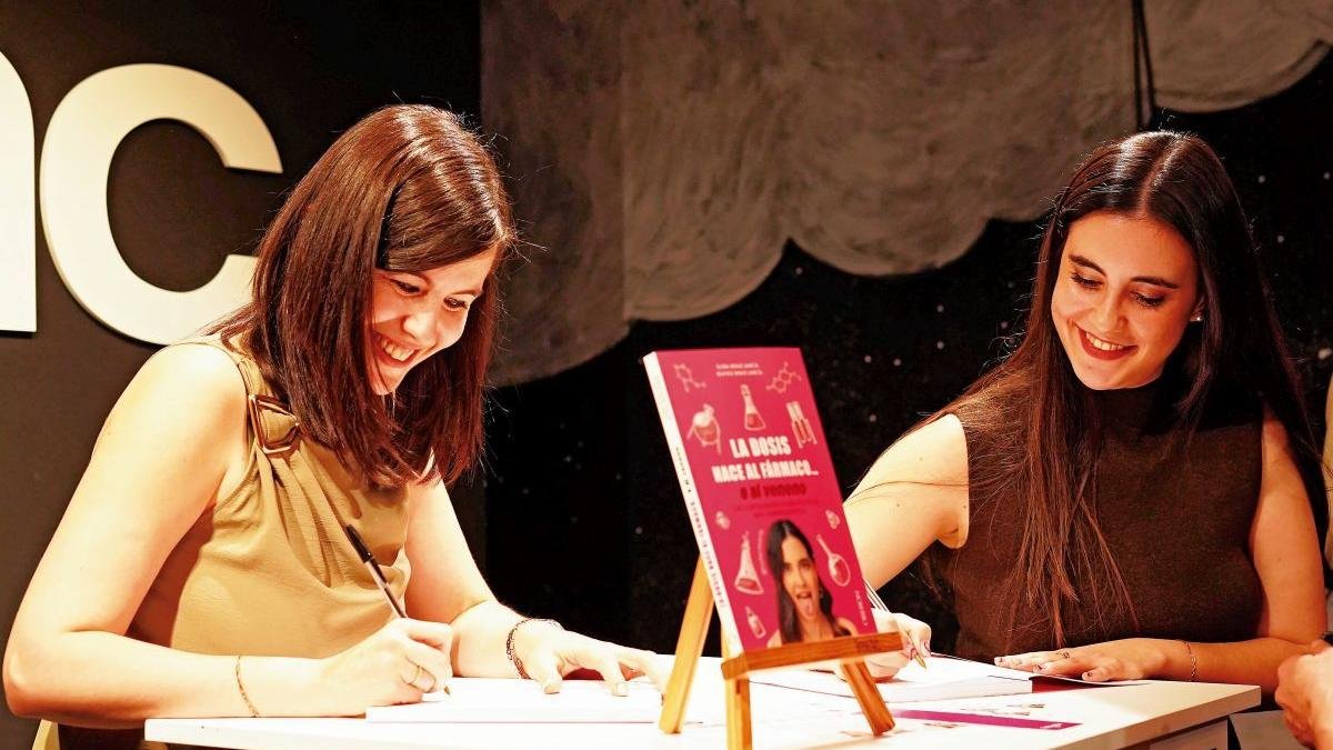Elena Monje y Beatriz Monje en una foto de archivo firmando ejemplares de su libro. dl