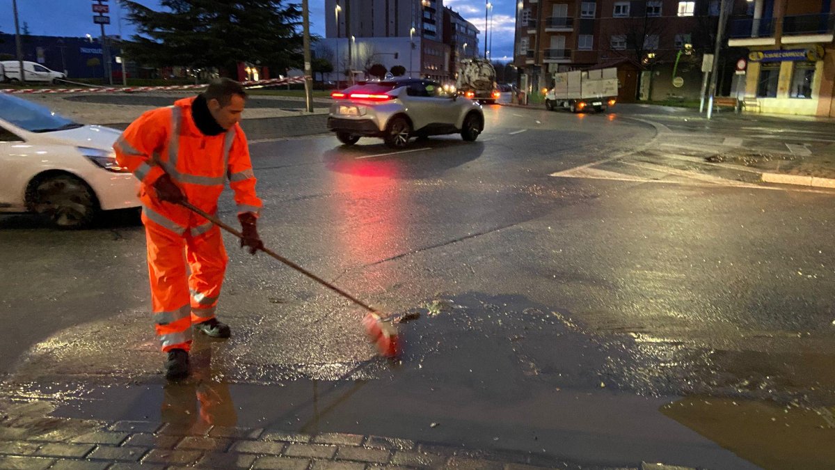 Operarios limpian la zona este miércoles por la mañana tras el gran reventón de la tubería