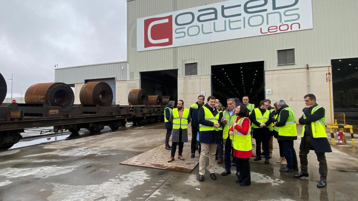 El presidente de la Junta, Alfonso Fernández Mañueco, durante la visita al ramal ferroviario de Villadangos