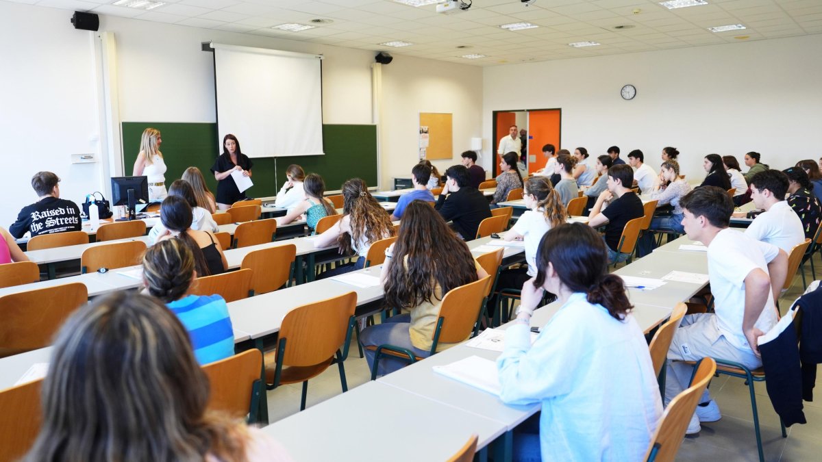 Archivo - Estudiantes se examinan durante el primer día de las pruebas de la Evaluación del Bachillerato para el Acceso a la Universidad (EBAU)