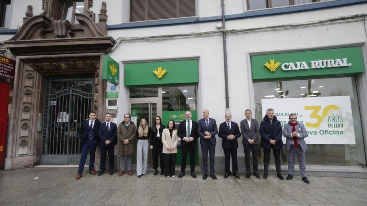 Foto de familia de la inauguración de Caja Rural en la plaza de Guzmán.