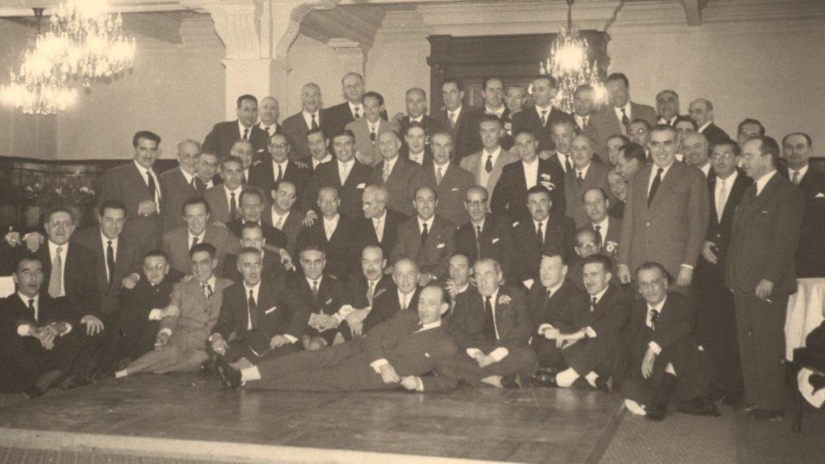 Algunos residentes leoneses en una reunión celebrada en León 1958. DL