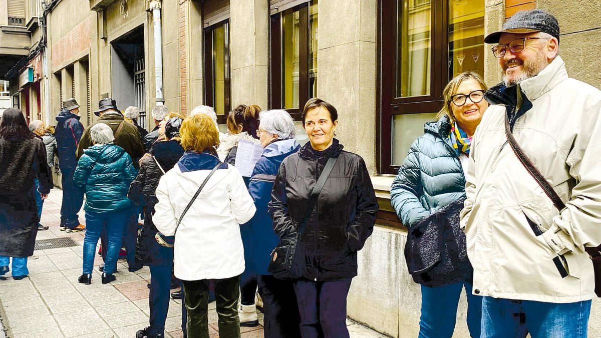 La cola ayer a media mañana en la calle Colón. DL