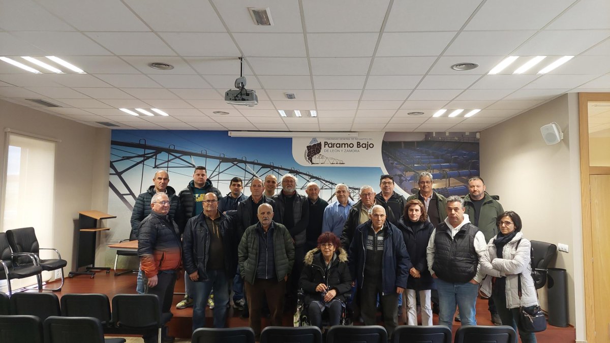 Los cerca de veinte alcaldes de la zona mostraron su apoyo a la Comunidad de Regantes del Páramo Bajo.