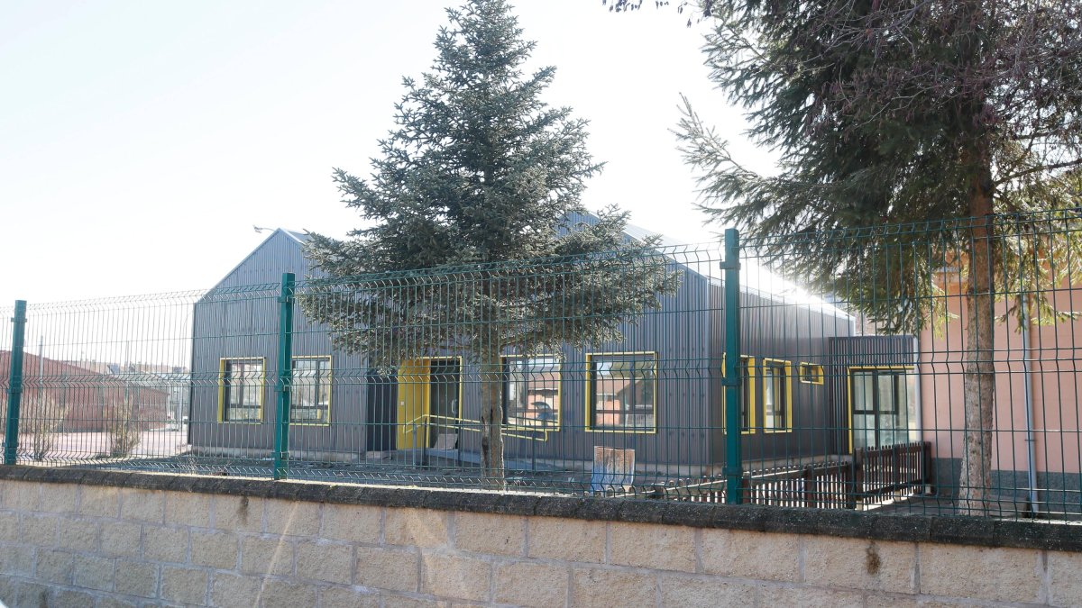 Las nuevas aulas del colegio de Sariegos, con sus ventanas amarillas
