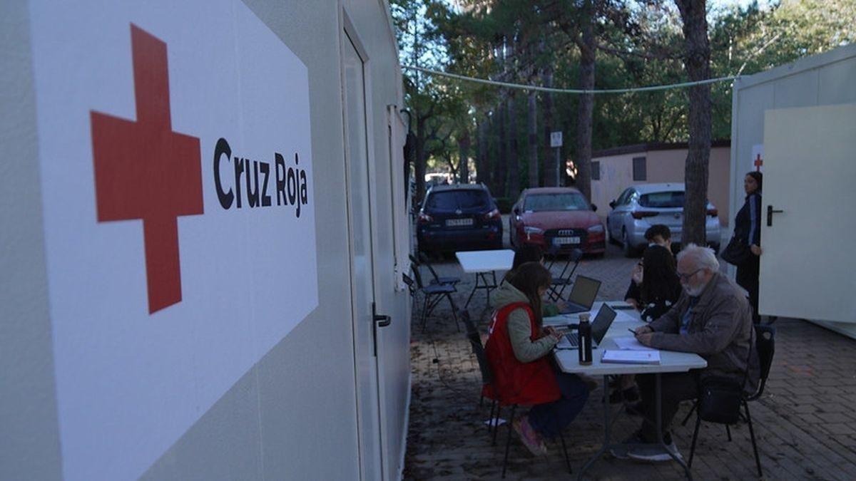 Víctor Segura, de espldas a la derecha, en los primeros días de la catástrofe. cruz roja española (Primeros auxilios a una persona en la calle. cre)