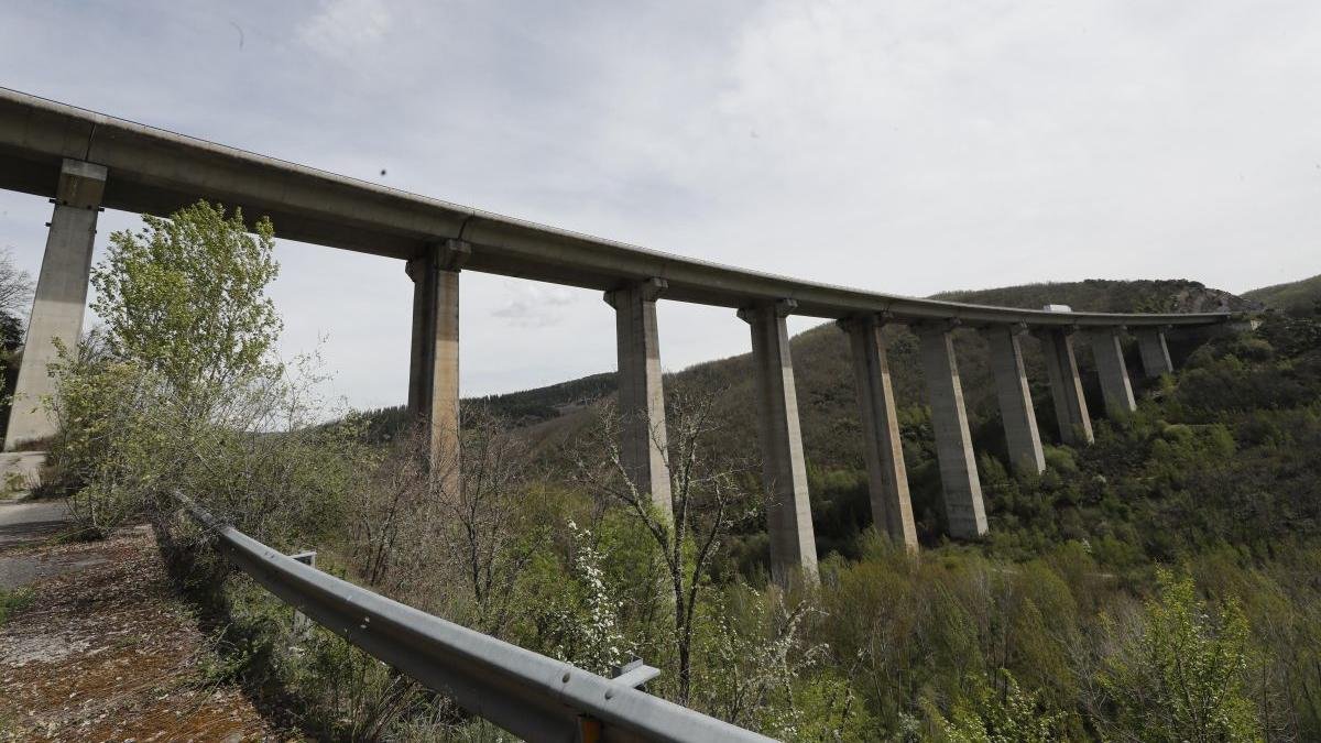 El viaducto de Tremor, en una imagen después del verano del año pasado, antes de las obras para mejorar su seguridad. aNA F. BARREDO