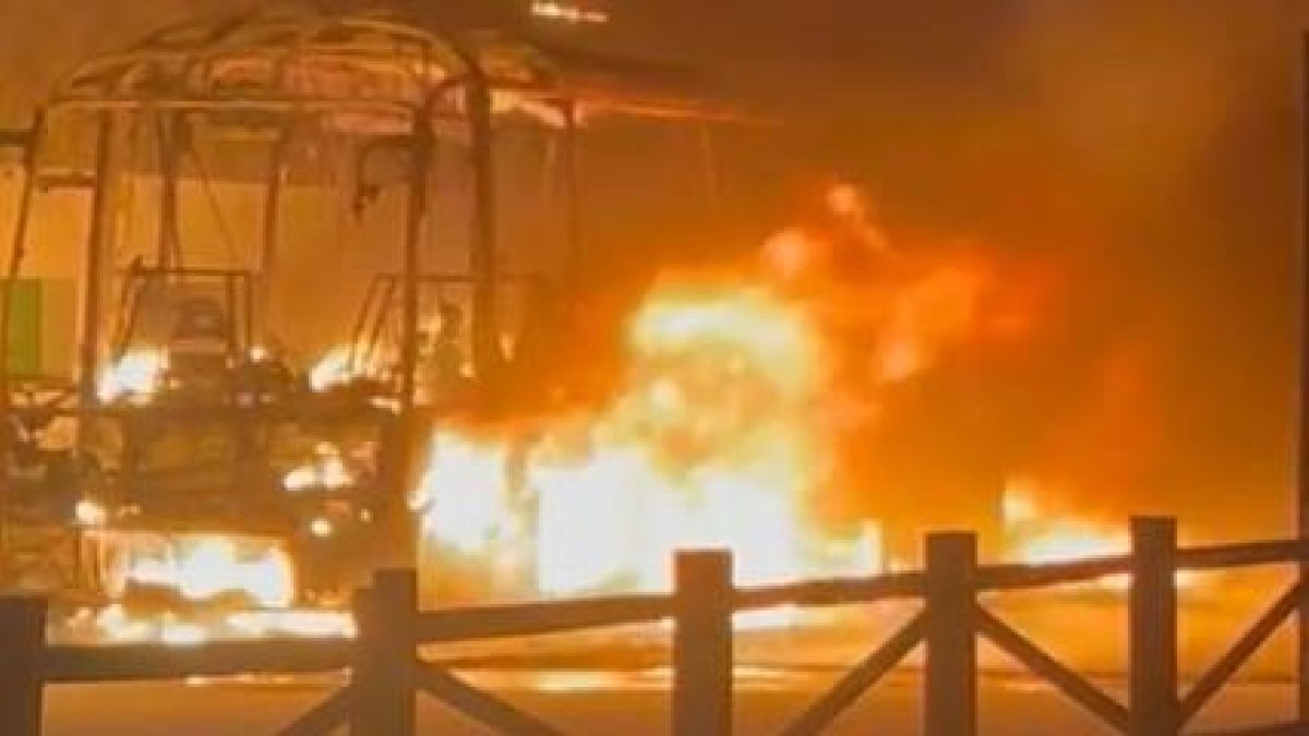 Momento en el que el autobús fue pasto de las llamas.