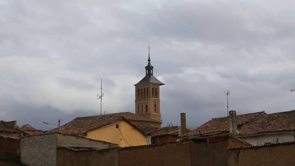 Torre única de la iglesia de Grajal de Campos.