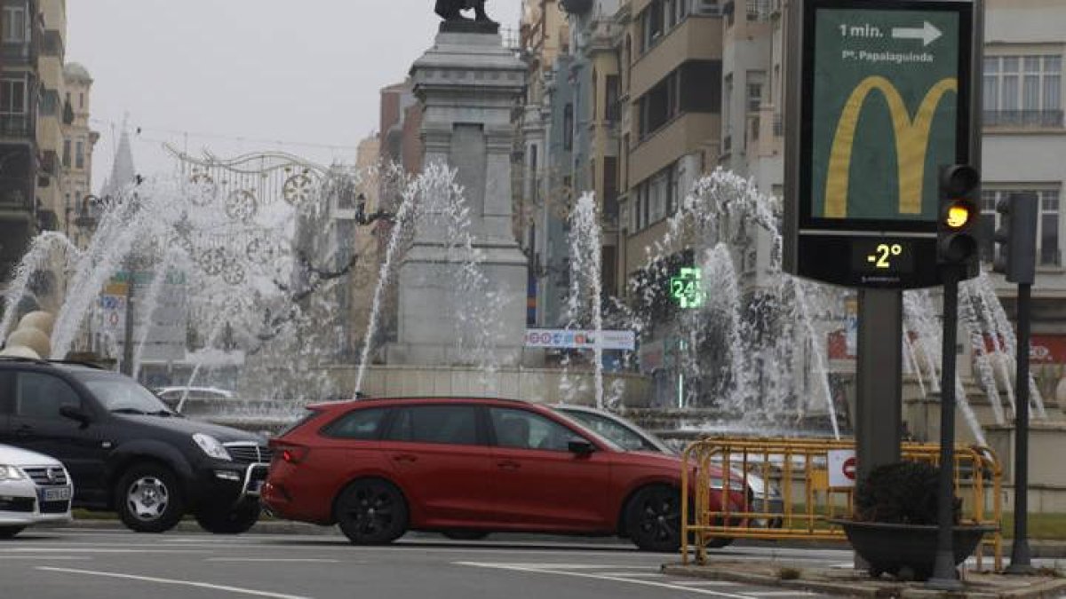 Un choque en la glorieta de Guzmán en León entre una furgoneta y un autobús deja tres heridos