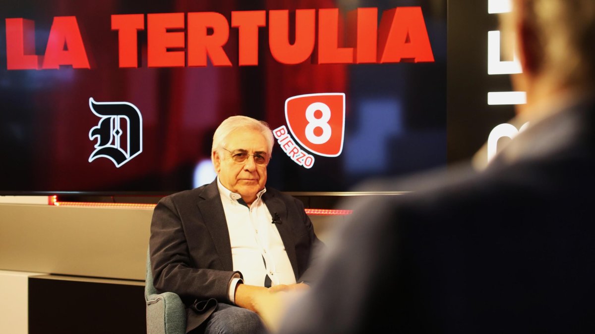 Javier Prado, en el transcurso de la entrevista. ANA F. BARREDO