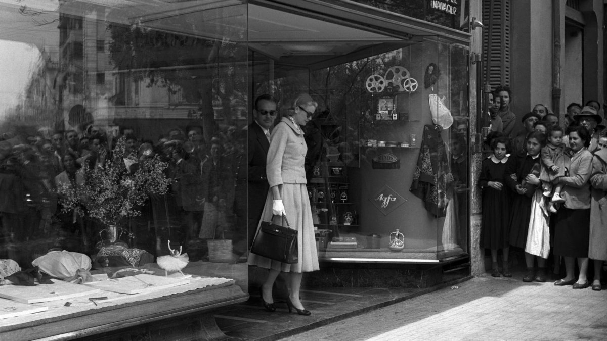 Los príncipes de Mónaco, Grace y Rainiero realizan unas compras en una tienda de souvenirs durante su estancia en Palma de Mallorca. EFE/yv