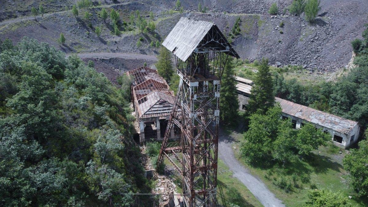 Vissta panorámica del castillete del Pozo Ibarra en Ciñera de Gordón.
