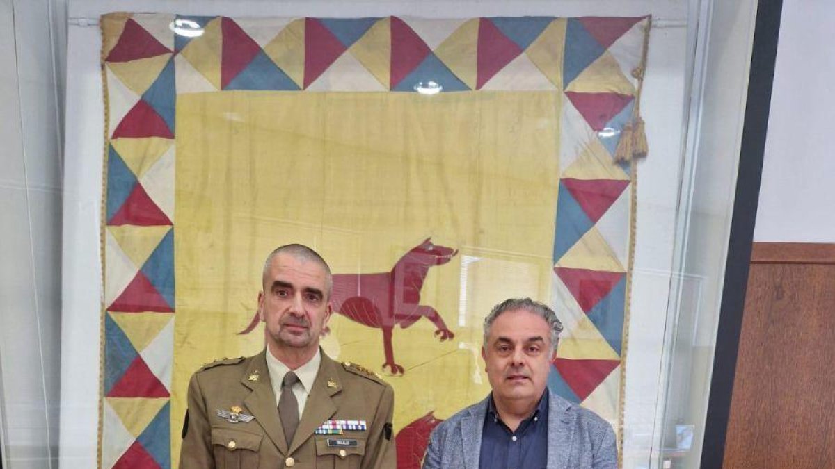 El Subdelegado de Defensa con el alcalde de la ciudad.