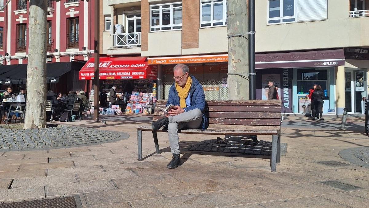 El pintor Adolfo Álvarez Barthe, con su libro ‘La belleza de lo figurado’, ayer en León, ciudad en la que asegura que encuentra el sosiego. p. r.