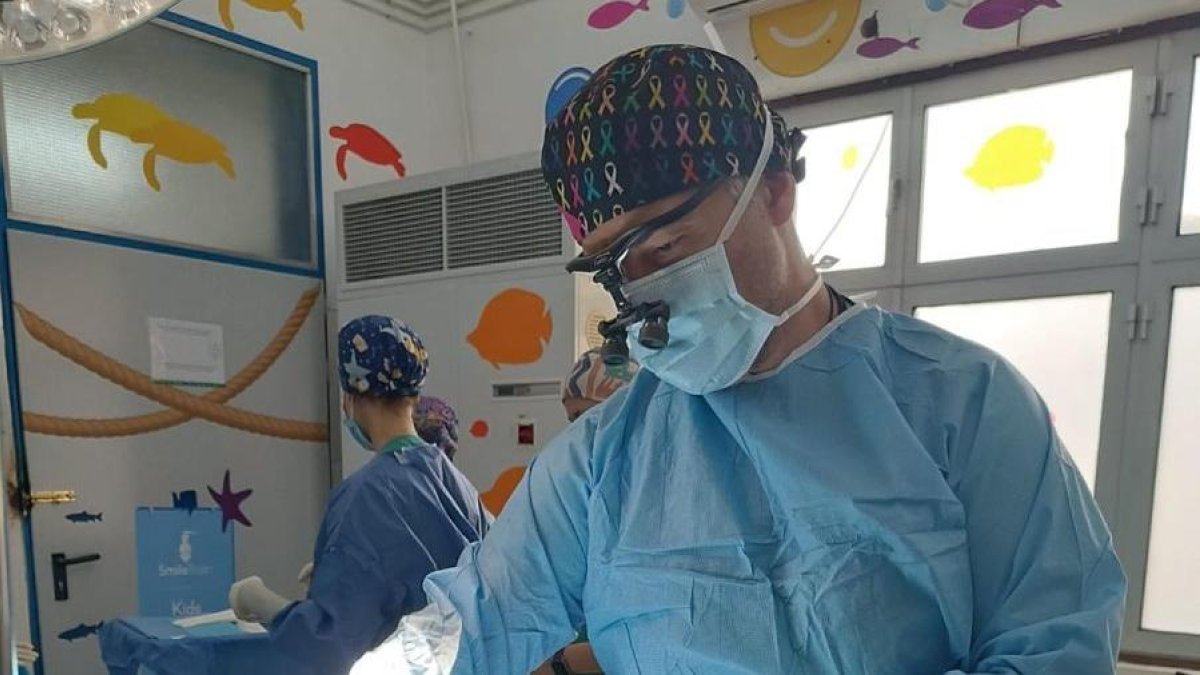  José María Pradillos, durante una operación.