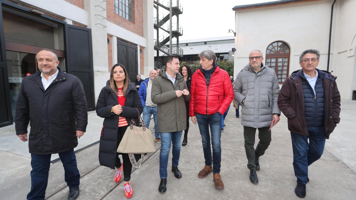 Carlos Martínez, con dirigentes socialistas, a su llegada a la Fábrica de Luz, en Ponferrada.