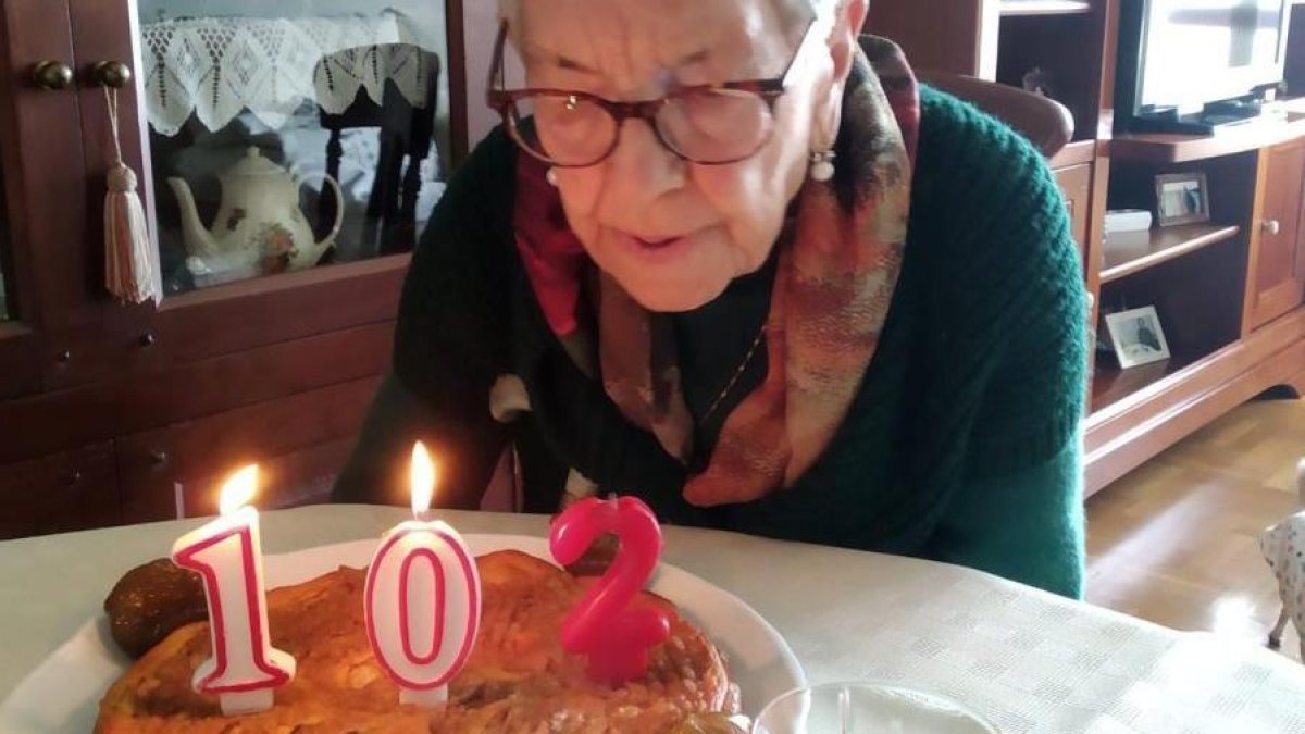 Ana Bajo sopla las velas en sus 102 cumpleaños.