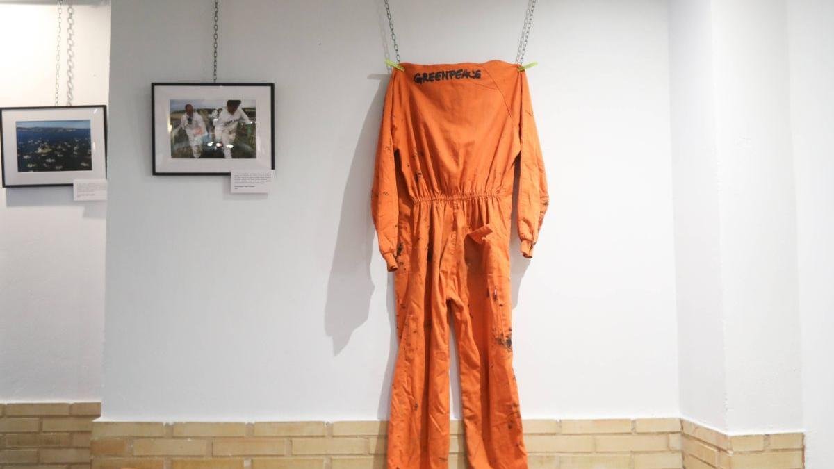 El mono naranja, uno de los iconos de las acciones de Greenpeace, en la exposición fotográfica.