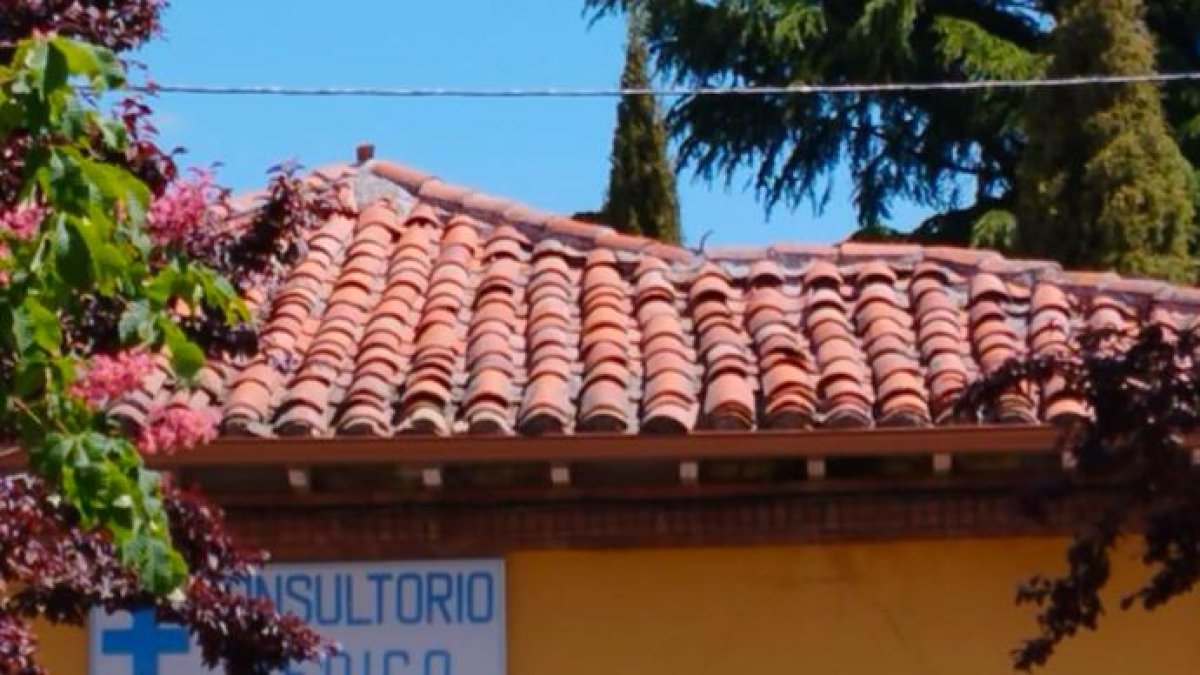 Estado del tejado del consultorio de San Andrés.