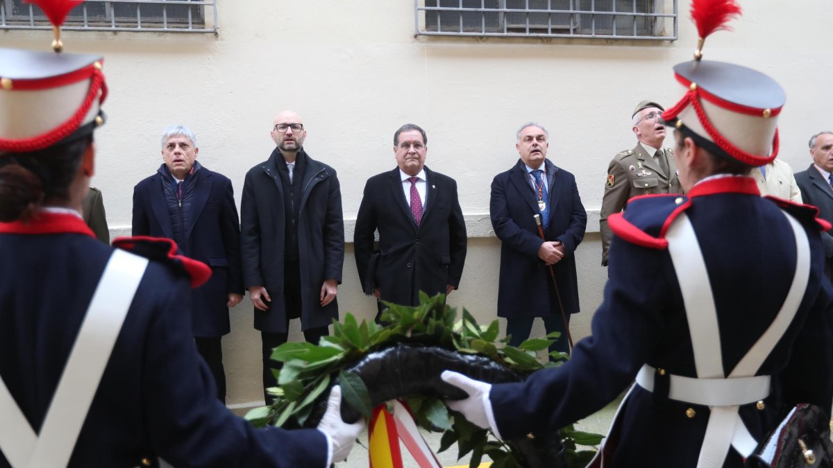 Las autoridades, durante el homenaje.