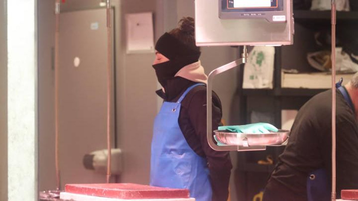 Los trabajadores aguantaron ateridos el ambiente helado del tradicional mercado.