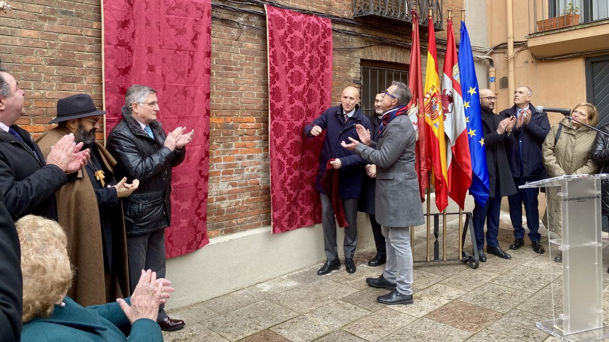 Diez, Fláker y el sobrino de Don Enrique descubren la placa.