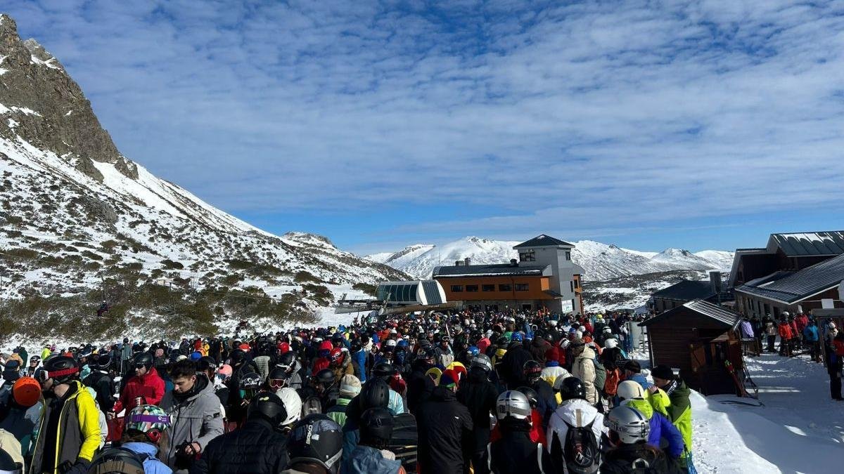 Durante el sábado se produjeron largas colas para acceder a los remontes.