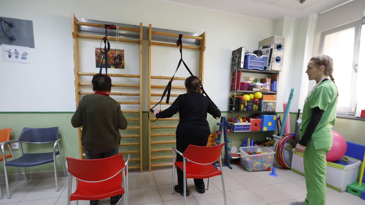 Dos mujeres mayores realizan ejercicio físico.