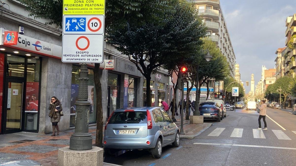 Acceso desde Gran Vía de San Marcos a la calle San Agustín, con indicaciones que no resultan demasiado explícitas.