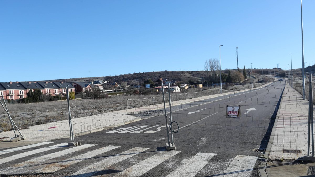 La carretera de doble sentido de 700 metros del Cueto del Moro sube hasta la N-630.