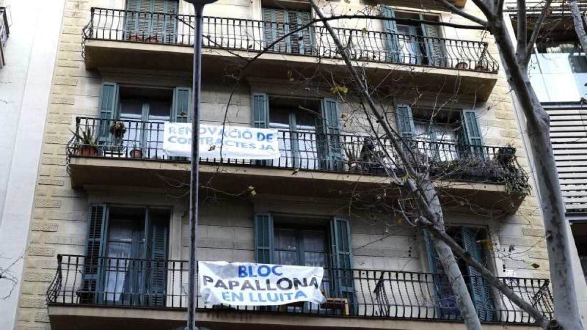 Vista de la Casa Fajol, con reivindicaciones de vecinos.