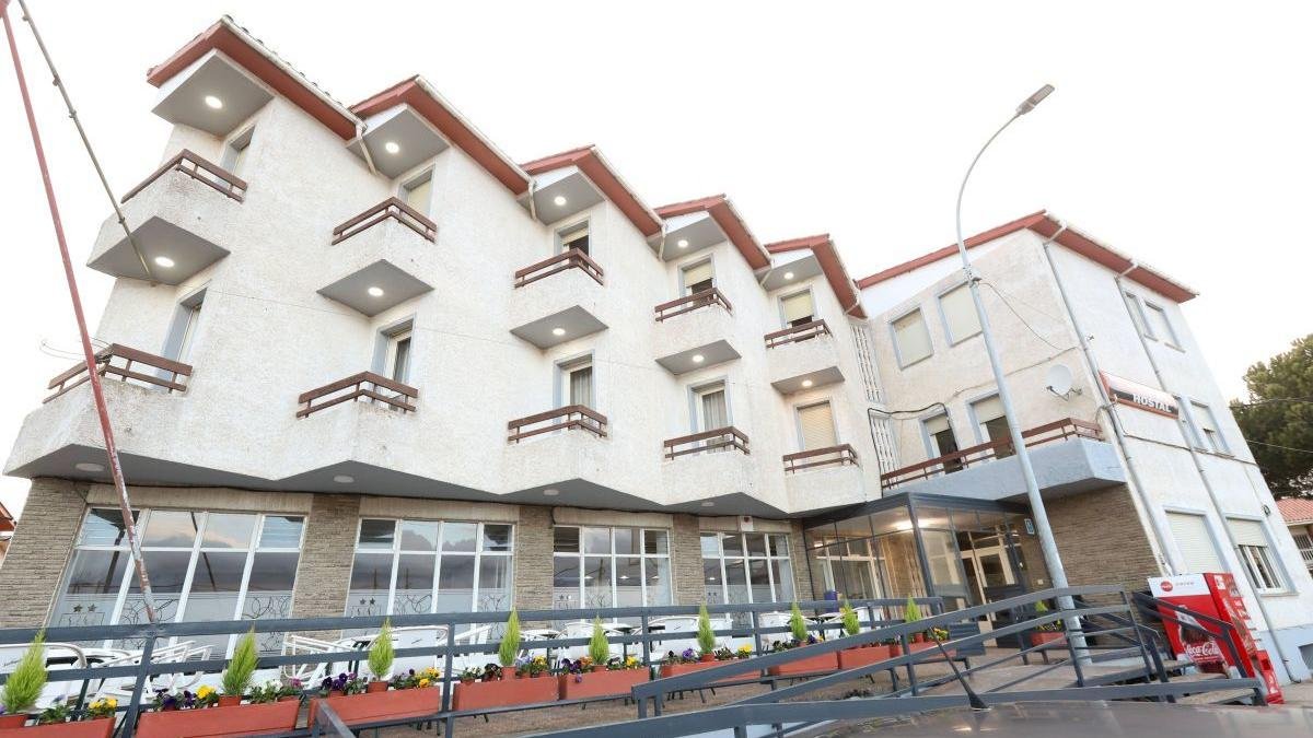 El Hostal San Miguel reabre sus puertas en Villalobar. Lo hace con nueva dirección y el reto de mantener e incluso mejorar la fama de lugar para el buen comer y el sano descanso.