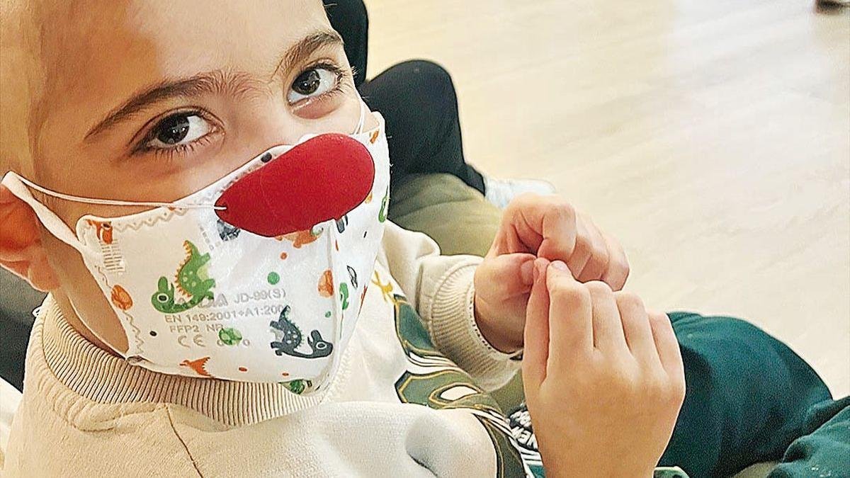 Guzmán después del trasplante de médula, que le donó su hermana Valeria.