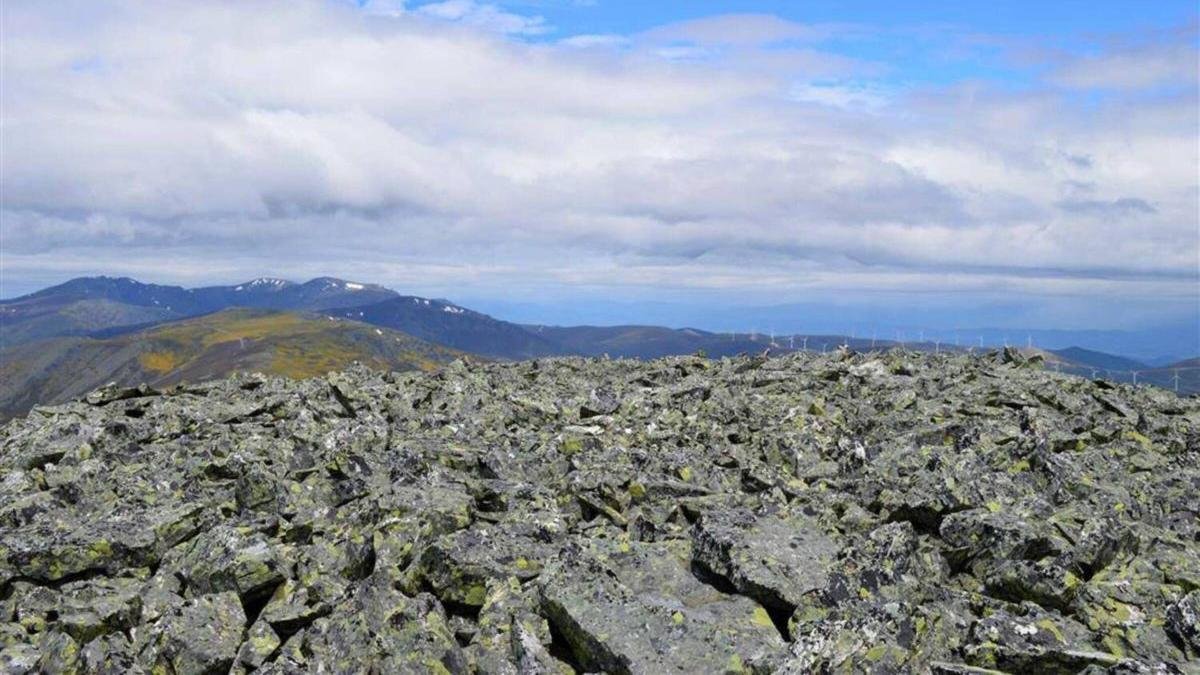 Panóramica de unos campos de piedras en la Sierra del Teleno, ubicación de la superficie a investigar.