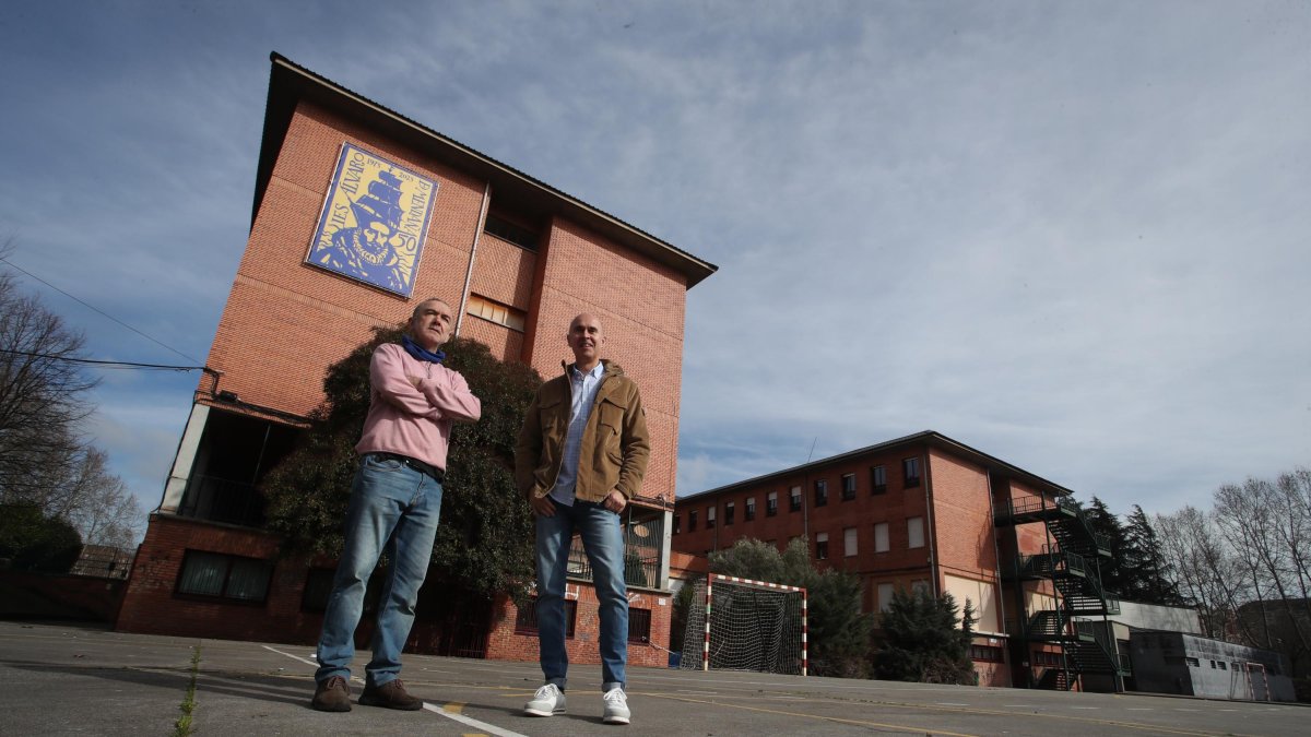  Juanjo Albares y Pablo García, ante el mural colocado en la fachada del instituto.