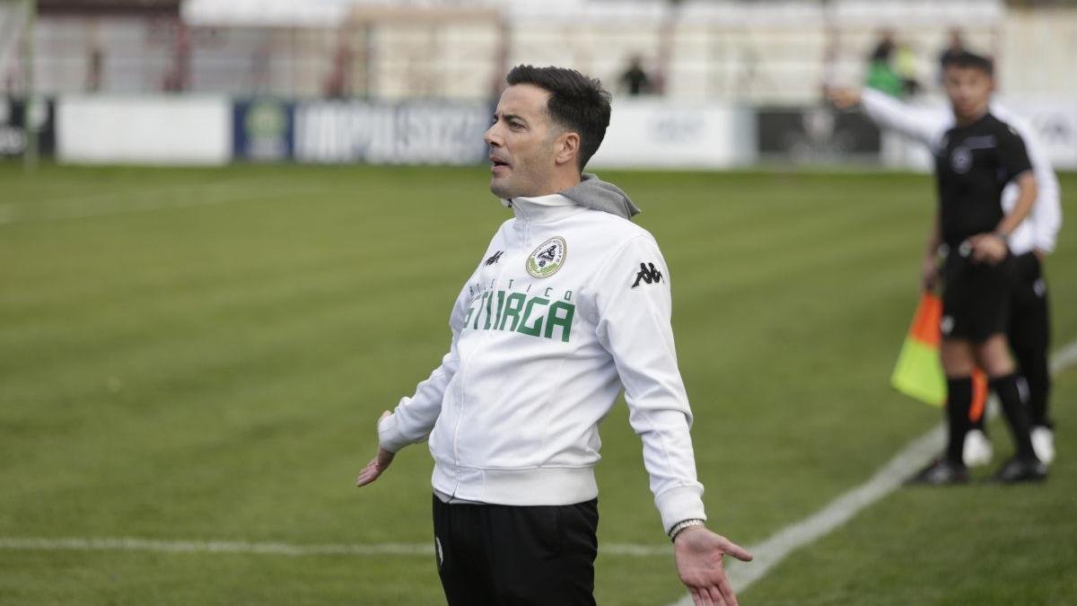 Lago, en un partido del Atlético Astorga en la Eragudina. El técnico va camino de vivir su segundo ascenso con el club. FERNANDO OTERO