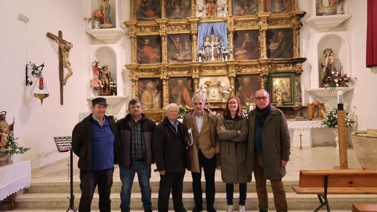 El director general de patrimonio de la Junta, Juan Carlos Prieto, visitó los retablos Celada de Cea y Joara con los alcaldes pedáneos.