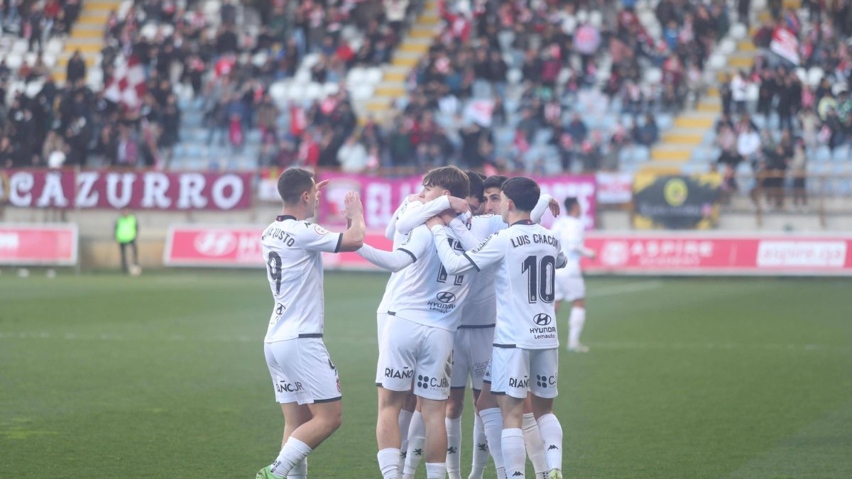 La Cultural celebra el primer gol de Pibe ante el Celta Fortuna en el Reino de León.