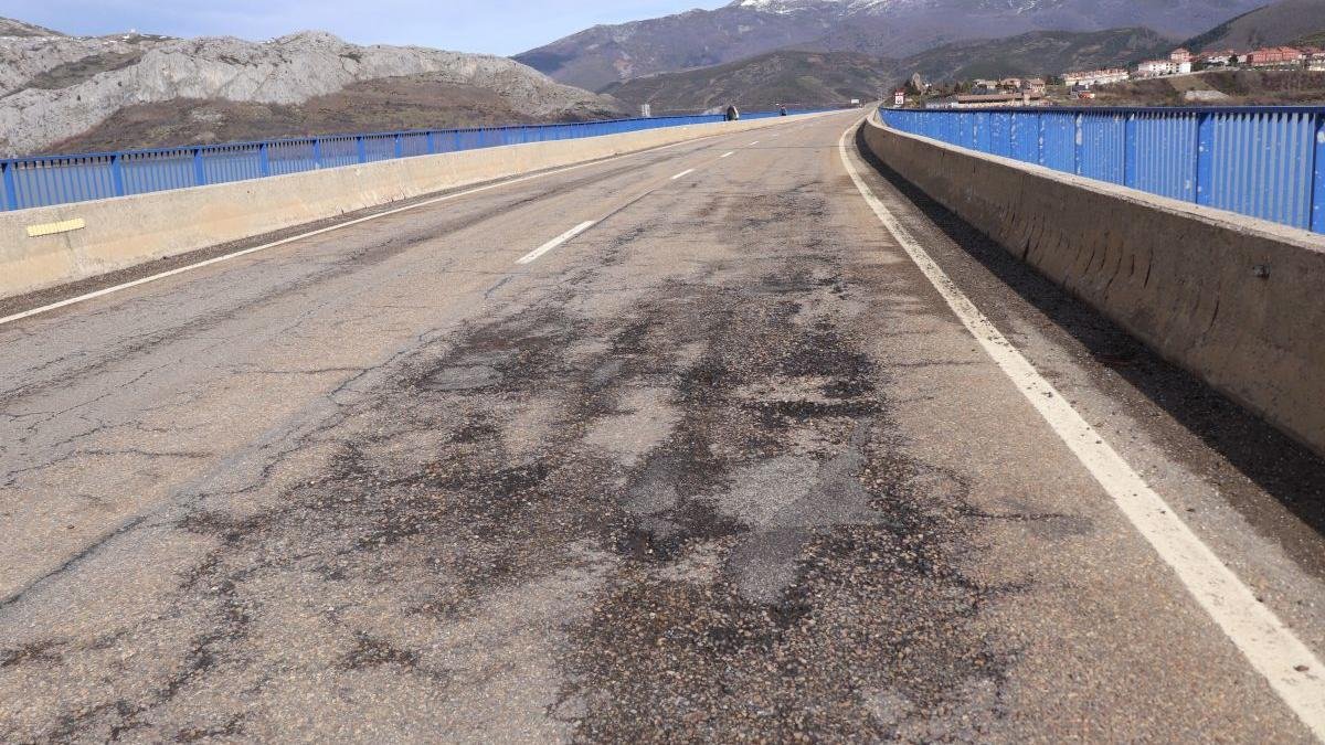 Los alcaldes reunidos en Riaño exigen el arreglo de las carreteras.  Señalizado en Valdoré para ser parcheado.  Baches en el cruce con Horcadas.  Tramo de Riaño al cruce de Torteros.  El viaducto de Riaño también con baches.