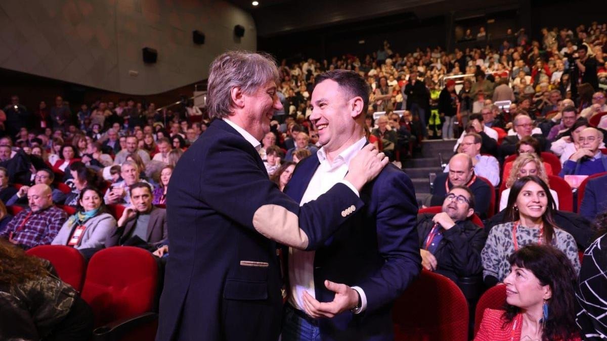 El nuevo líder del PSOECYL, Carlos Martínez, saluda efusivamente al secretario provincial de León, Javier Alfonso Cendón.