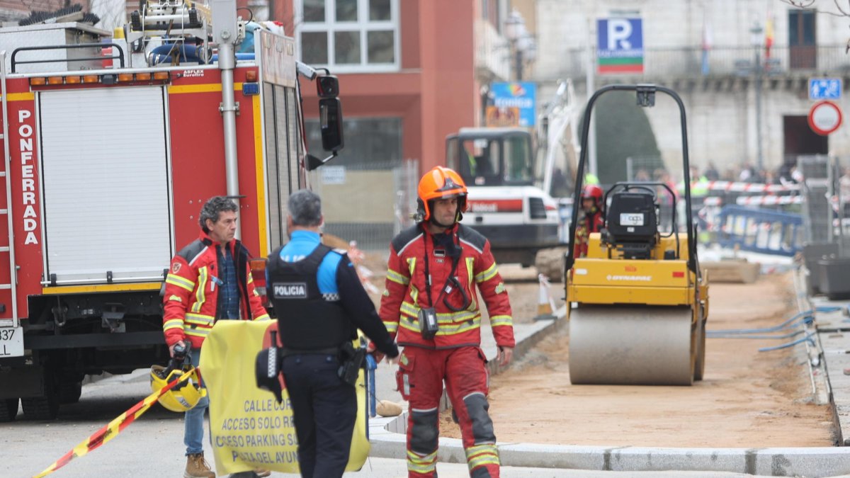 Bomberos y policía en el lugar donde se han producido escape de gas en los últimos días.