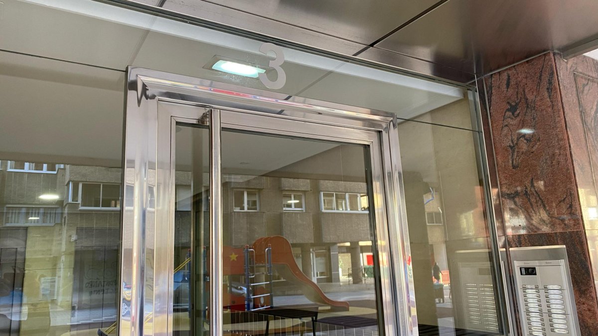 Portal de la vivienda en la plaza del Maestro Odón Alonso en la que tuvo lugar el suceso.