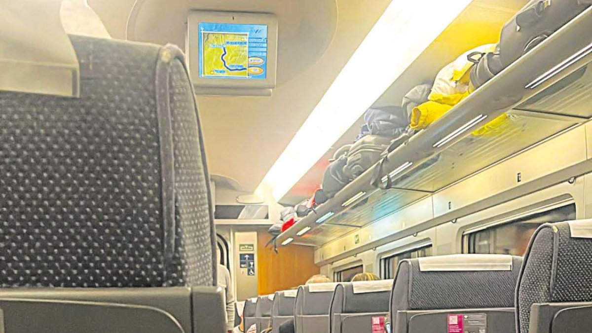 Interior de uno de los trenes parados.
