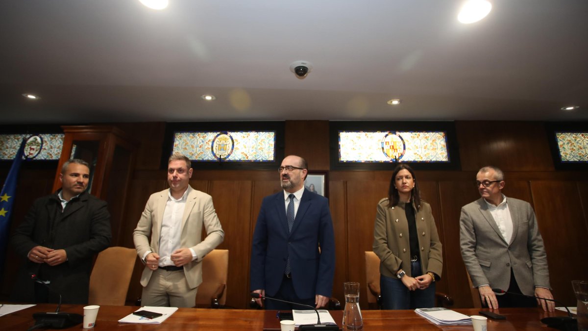 El alcalde de Ponferrada, Marco Morala sus ediles del PP y los de Coalición por el Bierzo minutos antes de empezar la sesión plenaria.