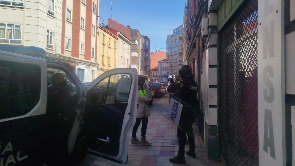 Un momento de la operación policial en la avenida de Nocedo.