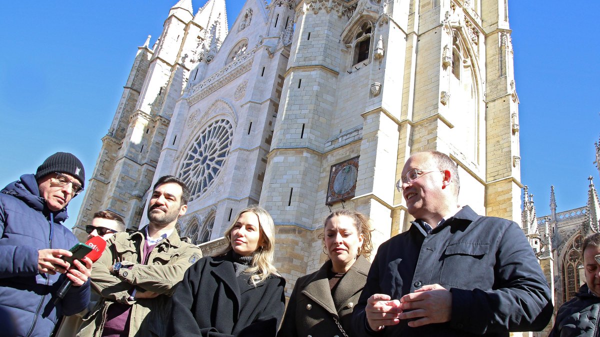 El portavoz del PP en el Congreso de los Diputados, Miguel Tellado, visita el casco antiguo de León acompañado de la vicesecretaria nacional de Movilización y Reto Digital, Noelia Núñez, y de la presidenta provincial y vicesecretaria nacional de Sanidad y Educación, Ester Muñoz