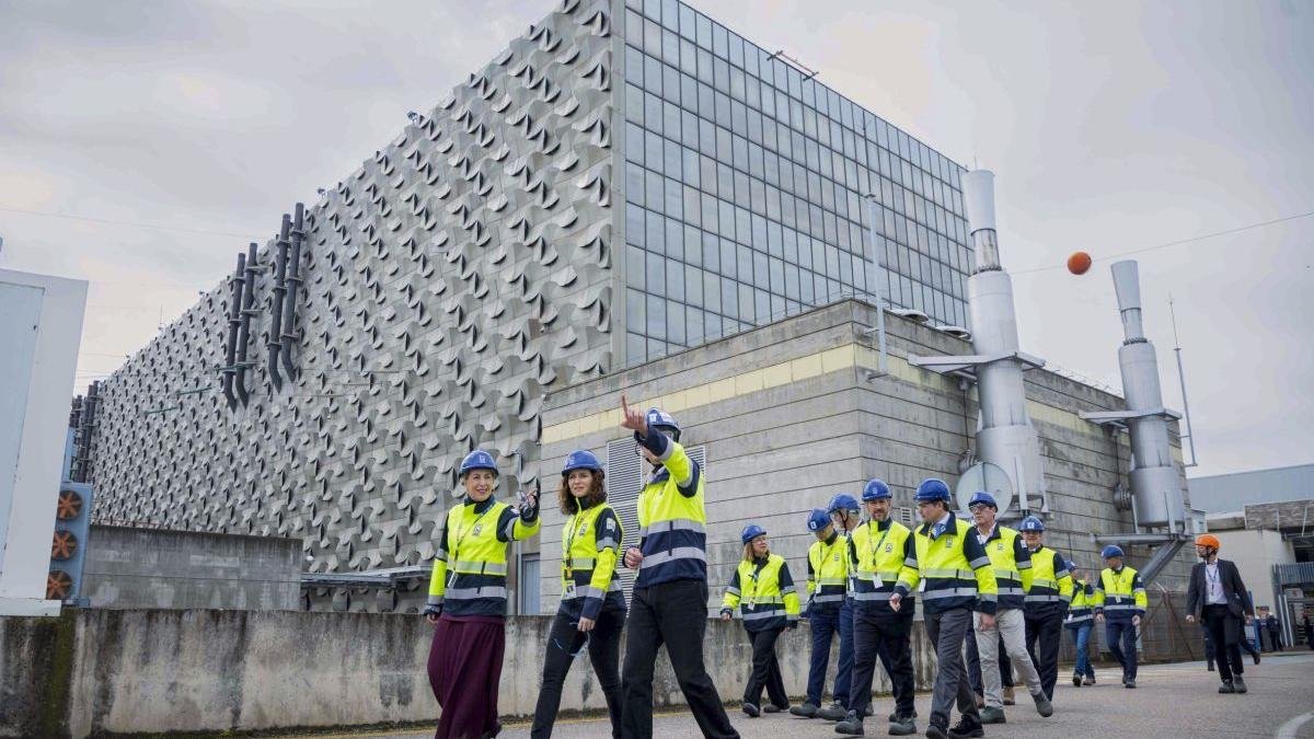 María Guardiola e Isabel Díaz Ayuso en la central nuclear de Almaraz.