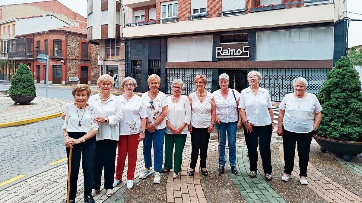 Las nueve protagonistas del cortometraje rodado en La Bañeza.